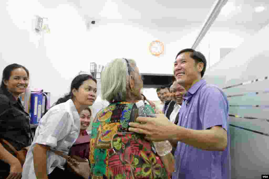 លោក នី សុខា មន្ត្រី​សិទ្ធិ​មនុស្ស​អាដហុក សំណេះ​សំណាល​ជាមួយ​ពលរដ្ឋ​ដែល​បាន​មក​សម្តែង​ការ​ស្វាគមន៍ និង​អបអរ​ចំពោះ​ការ​ដោះលែង​ឲ្យ​នៅ​ក្រៅឃុំ​របស់​មន្ត្រី​សិទ្ធិមនុស្ស​ទាំង​បួននាក់​របស់​អង្គការ​អាដហុក និង​មន្ត្រី គ.ជ.ប ម្នាក់​គឺ​លោក នី ចរិយា នៅ​មុខ​ការិយាល័យ​អង្គការ​អាដហុក នៅ​រាត្រី​ថ្ងៃព្រហស្បតិ៍ ទី២៩ ខែមិថុនា ឆ្នាំ២០១៧។ (ខាន់ សុគុំមនោ/VOA)