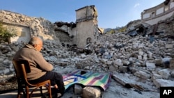 튀르키예 남부 하타이주 안타키아 주민이 지난 11일 지진 피해 현장을 바라보고 있다. (자료사진)