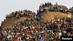 Para pekerja tambang platina, Lonmin berkumpul untuk memberi penghormatan kepada rekan-rekan mereka yang tewas di Marikana (Foto: dok). Keberhasilan para pekerja tambang Lonmin memperoleh kenaikan gaji, menginspirasi rekan-rekan pekerja tambang lainnya untuk memperoleh hak yang sama di Afrika.
