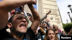 Journalists rally against restrictions on the press and to demand the release of detained journalists, in front of the Press Syndicate in Cairo, Egypt, May 4, 2016. 