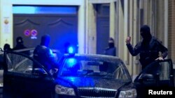 ប៉ូលិស​បែលហ្ស៊ិក​ធ្វើ​ការ​វាយ​ឆ្មក់​ ដើម្បី​ស្វែងរក​ជន​សង្ស័យ​ម៉ូស្លីម​ដែល​មាន​ជាប់​ពាក់ព័ន្ធ​ទៅ​នឹង​ការ​វាយប្រហារ​នៅ​ក្នុង​ក្រុង​ប៉ារីស នៅ​ក្នុង​ជាយ​ក្រុង​ព្រុចសែល កាលពី​ថ្ងៃទី១៧ ខែវិច្ឆិកា ឆ្នាំ២០១៥។