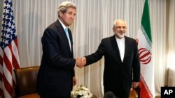 Menlu AS, John Kerry (kiri) saat bertemu Menlu Iran Mohammed Javad Zarif di Jenewa bulan lalu (foto: dok).