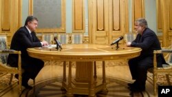 Ukraine's President Petro Poroshenko (L) meets with Ihor Kolomoisky, now former governor of Dnipropetrovsk, in Kyiv March 25, 2015.