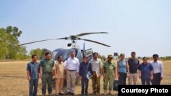 លោក​ឯកអគ្គ​រដ្ឋទូត​សហរដ្ឋ​អាមេរិក William Heidt លោក​ សាយ សំអាល់ រដ្ឋមន្ត្រី​ក្រសួង​បរិស្ថាន​ រួម​ដំណើរ​ដោយ​តំណាង​ទីភ្នាក់ងារ​សហរដ្ឋ​អាមេរិក​សម្រាប់​ការ​អភិវឌ្ឍ​អន្តរជាតិ ហើយ​និង​មន្ត្រី​រដ្ឋាភិបាល​មកពី​ក្រសួង​បរិស្ថាន​ ​រដ្ឋបាល​ព្រៃឈើ​នៃ​ក្រសួង​កសិកម្ម​រុក្ខា ​ប្រមាញ់ ​និង​នេសាទ​ បាន​ជិះ​ឧទ្ធម្ភាគចក្រ​រួម​គ្នា ដើម្បី​ពិនិត្យ​មើលព្រៃ​ឡង់ដែល​មាន​ទំហំ​ជាង​៣០​ម៉ឺន​ហិកតា​ ដែល​នឹង​ត្រូវ​ដាក់​ជា​តំបន់​អភិរក្ស កាលពី​ថ្ងៃច័ន្ទ ទី១៨ ខែមេសា ឆ្នាំ២០១៦។ (រូបថត​ដក​ស្រង់​ចេញ​ទំព័រ​ហ្វេសប៊ុក​របស់​ស្ថានទូត​អាមេរិក)