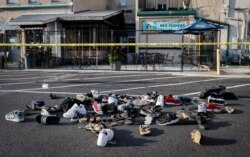 지난해 8월 미국 오하이오주 데이턴의 바에서 총격 사건이 발생한 후 사건 현장에 신발들이 널려 있다.