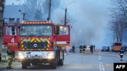 扎波罗热州军事管理当局负责人2025年1月8日在其官方电报(Telegram)账号上发布的照片显示，俄罗斯袭击扎波罗热市后，消防人员在现场工作。 