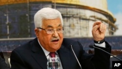 Presiden Palestina, Mahmoud Abbas, berbcara dalam sebuah rapat Dewan Nasional Palestina di markas besarnya di kota Ramallah, Tepi Barat, Senin, 30 April 2018 (foto: AP Photo/Majdi Mohammed)