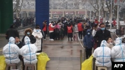 중국 정저우 주민들이 지난 1월 신종 코로나바이러스 감염증 집단 검사를 받고 있다. (자료사진)