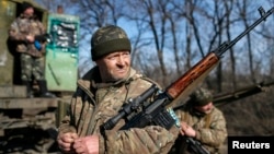 23일 우크라이나 동부 아르테미프스크의 정부군 병사들.