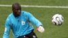 Jean-Jacques Tizié, alors gardien ivoirien, en action lors de la défaite de son équipe face aux Pays-Bas lors du premier match de la Coupe du Monde du Groupe C au stade Gottlieb-Daimler de Stuttgart, le 16 juin 2006.