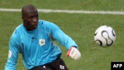 Jean-Jacques Tizié, alors gardien ivoirien, en action lors de la défaite de son équipe face aux Pays-Bas lors du premier match de la Coupe du Monde du Groupe C au stade Gottlieb-Daimler de Stuttgart, le 16 juin 2006.
