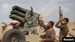 Tentara Irak dan pejuang Syiah mengisi senjata dalam bentrokan dengan militan ISIS di provinsi Saladin (2/3). ​(Reuters/Thaier Al-Sudani)