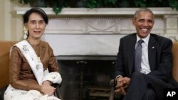 Predsednik Barak Obama i liderka Mjanmara Aun San Su Ći razgovaraju sa novinarima posle susreta u Ovalnoj kancelariji Bele kuće