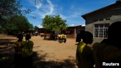 Des étudiants du collège Delta de Gatumba attendent les résultats de leur test de dépistage du Sida à Gatumba, près de Bujumbura, le 19 avril 2013.