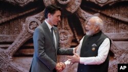 Perdana Menteri India Narendra Modi menyambut Perdana Menteri Kanada Justin Trudeau setibanya di pusat konvensi Bharat Mandapam untuk KTT G20, di New Delhi, India, Sabtu, 9 September 2023. (Foto: AP)