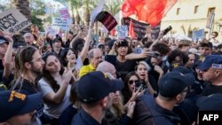 ภาพการประท้วงเรียกร้องการหยุดยิงและการปล่อยตัวประกันชาวอิสราเอล ที่เมืองไฮฟาของอิสราเอล วันที่ 20 ม.ค. 2024