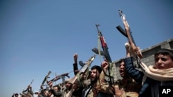 Para pendukung setia pemberontak Houthi rmengangkat senjata mereka dan meneriakkan slogan dalam suatu pertemuan di Sanaaa, Yaman, 2 Oktober 2016 (Foto: dok).