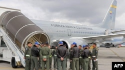Կոլումբիայի օդատիեզերական ուժերի մամուլի գրասենյակը ցույց է տալիս Boeing 737-700 ինքնաթիռը, նախքան Կալիֆորնիա թռչելը՝ ԱՄՆ-ից արտաքսված մարդկանց հետ բերելու համար