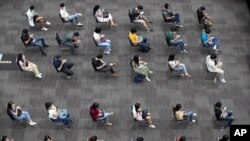 지난 25일 태국 방콕에서 신종 코로나바이러스 백신 접종을 한 항공사 승무원들이 부작용에 대비해 대기하고 있다.