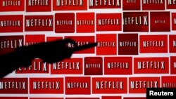 Video tiga orang bertopeng yang mengaku melancarkan serangan dengan bom molotov sebagai bagian dari aksi protes terhadap penayangan sebuah acara Natal di Netflix, menjadi viral di medsos Brazil. (Foto: ilustasi). 