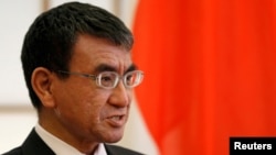 고노 다로 일본 외상이 27일 로이터 통신와 인터뷰를 하고 있다. 고노 외상은 이 자리에서 북한이 완전한 비핵화를 향한 분명한 조치를 취할 때까지 국제사회는 북한에 대한 최대 압박을 유지하는 것이 중요하다고 밝혔습니다. 