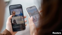 资料照片：用户在手机上使用中国社交媒体APP“小红书”。(2024年4月30日)