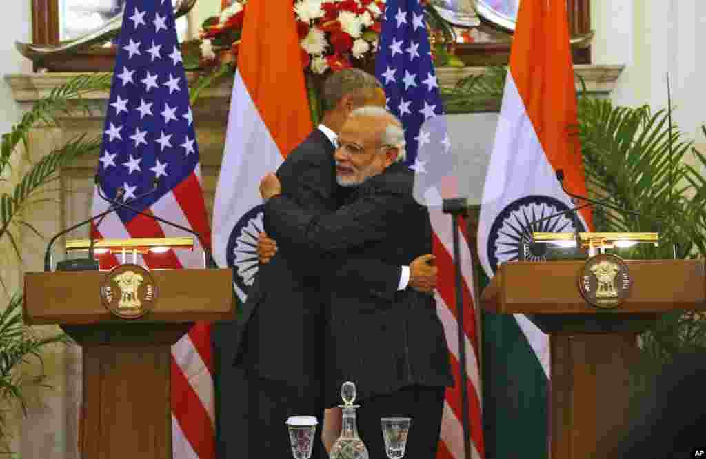 Presiden AS Barack Obama dan Perdana Menteri India Narendra Modi berpelukan setelah menyampaikan konferensi pers pasca pertemuan bilateral mereka di New Delhi, India (25/1).