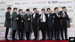 ក្រុម​តន្រី្តករ​ K-Pop មួយ​ក្រុម​នៃ​ប្រទេស​កូរ៉េ​ខាងត្បូង​ឈរ​ថតរូប​នៅក្នុង​ពិធី​ទទួល​រង្វាន់​តន្រី្ត K-Pop​នៅឆ្នាំ​២០១៤ ក្នុង​ទីក្រុង​សេអ៊ូល​នៃប្រទេស​កូរ៉េ​ខាងត្បូង​នៅថ្ងៃ​ទី ២៨ ខែមករា ឆ្នាំ២០១៥។ 