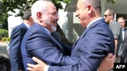 រដ្ឋ​មន្ត្រី​ការ​បរទេស​តួកគី Mevlut Cavusoglu (ស្តាំ) និង​សមភាគី​អ៊ីរ៉ង់ Mohammad Javad Zarif ស្វាគមន៍​គ្នា​នៅ​ឯ​កិច្ច​ប្រជុំ​មួយ​នៅ​ទីក្រុង​អង់​ការ៉ា​ កាល​ពី​ថ្ងៃទី​១២ ខែសីហា។