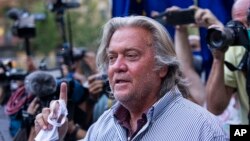 资料照片：曾任前总统特朗普首席战略师的班农在纽约对记者讲话。(2020年8月20日)