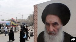 Poster pemimpin spiritual Syiah, Grand Ayatollah Ali al-Sistani di Baghdad, Irak, 22 Mei 2014. (Foto: dok).