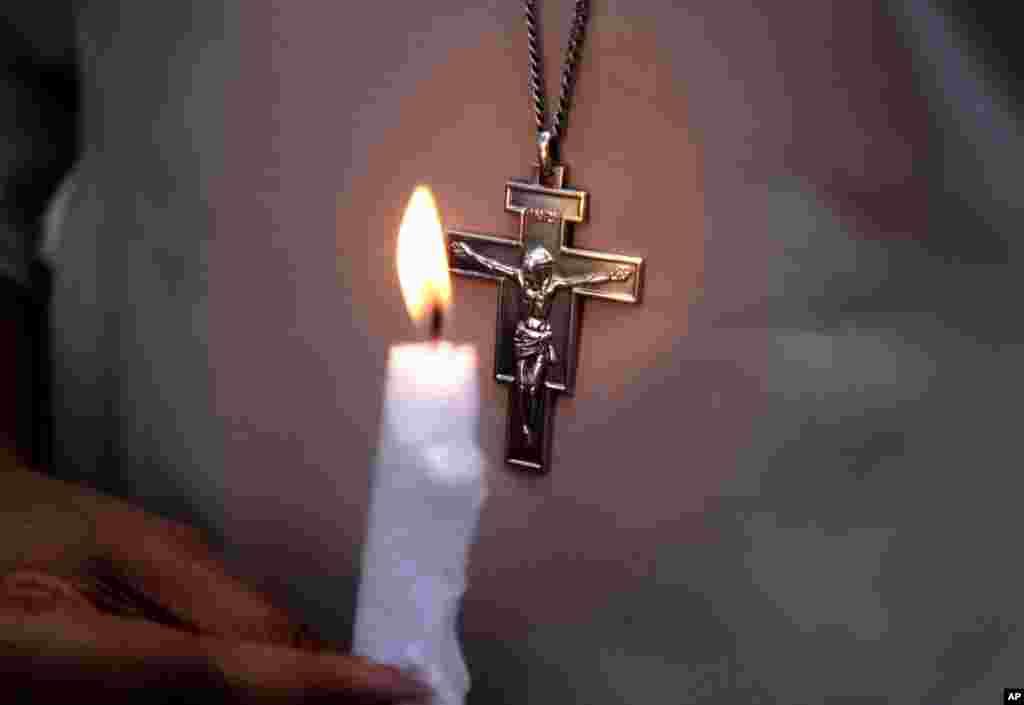 Wani Mutum Dauke Da Kyandur Domin Nuna Juyayi Akan Jama&#39;ar Da Suka Rasa Rayukan Su Sakamakon Harin Bam Da Aka Kai A Garin Lahore Na Kasar Pakistan, Maris 28, 2016. &nbsp;