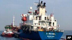 រូបឯកសារ៖ នាវា​ឈ្មោះ​ថា A. Michel ដែល​មាន​ដាក់​ទង់​ជាតិ​អេមីរ៉ាត​អារ៉ាប់​រួម​នៅ​ក្នុង​ឆ្នេរ​សមុទ្រ​ Fujairah ​ប្រទេស​អេមីរ៉ាតអារ៉ាប់​រួម កាល​ពី​ខែ​ឧសភា។