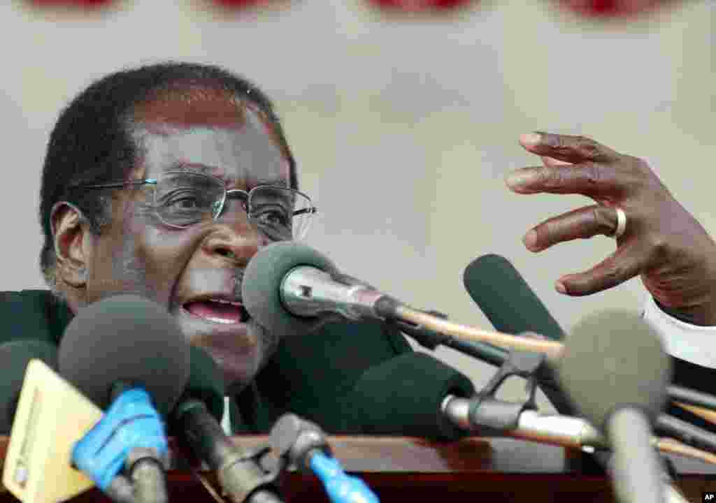 Le président zimbabwéen Robert Mugabe prend la parole lors d&#39;un enterrement à Harare, au Zimbabwe, le 28 août 2005.