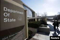 រូបឯកសារ៖ មនុស្សដើរចូល​ទីស្នាក់ការ​របស់​ក្រសួងការបរទេស​សហរដ្ឋអាមេរិក​ នៅរដ្ឋធានីវ៉ាស៊ីនតោន កាលពីថ្ងៃទី២៦ ខែមករា ឆ្នាំ២០១៧។