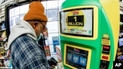 Un client utilise un kiosque automatisé dans un magasin pour acheter des billets de loterie, le 22 janvier 2021, à Cranberry Township, en Pennsylvanie.