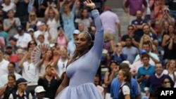Serena Williams merayakan kemenangan dalam laga putaran keempat tunggal putri AS Terbuka setelah mengalahkan petenis Estonia, Kaia Kanepi, yang berlangsung di USTA Billie Jean King National Tennis Center, New York, 2 September 2018.