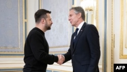 Rais wa Ukraine Volodymyr Zelensky (L) akisalimiana na Waziri wa mambo ya nje wa Marekani, Antony Blinken wakiwa mjini Kyiv. May 14, 2024.
