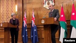  اردن کے وزیر خارجہ ایمن صفادی اپنی آسٹریلوی ہم منصب پینی وانگ کے ساتھ ایک پریس کانفرنس سے خطاب کر رہے ہیں ، فوٹو اے پی 16 جنوری 2024