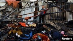 5일 팔레스타인 남성이 가자지구 남부 칸 유니스의 텐트 캠프에 대한 이스라엘의 공습 이후 피해를 조사하고 있다.