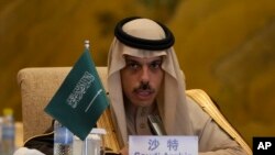 FILE - Menteri Luar Negeri Arab Saudi Pangeran Faisal bin Farhan Al Saud dalam pertemuan dengan Menteri Luar Negeri China Wang Yi dan rekan-rekan Arab dan Islamnya di wisma negara Diaoyutai di Beijing, 20 November 2023. (AP/Andy Wong)
