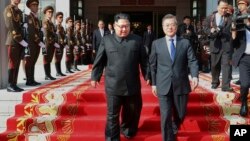 Pemimpin Korea Utara, Kim Jong-un (tengah, kiri) bersama Presiden Korea Selatan, Moon Jae-in di Panmunjom, Korea Utara, 27 Mei 2018. (Foto: dok).