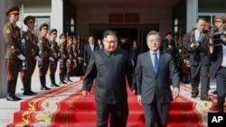 Pemimpin Korea Utara, Kim Jong-un (kiri) bersama Presiden Korea Selatan, Moon Jae-in di rumah kediaman presiden Korea Selatan "Blue House", 26 Mei 2018. (Foto: dok).