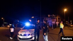 Polisi mengamankan lokasi arena konser di kota Manchester, Inggris pasca ledakan dahsyat yang menewaskan beberapa orang, Senin malam (22/5).