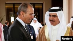 Le ministre de l'Intérieur de Bahreïn Rashid Bin Abdullah Al-khalifa (D) et son homologue marocain Mohamed Hassad, à Marrakesh, le 12 mars 2014.