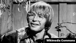 지난 1975년 존 덴버가 자신의 이름을 내건 '존 덴버와 함께 하는 저녁 TV' 에 출연해 라이브 콘서트를 하고 있다. 