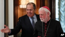 교황청의 폴 갤러거(오른쪽) 대주교가 지난해 11월 러시아 모스크바를 방문해 세르게이 라브로프 외무장관과 회동하고 있다.