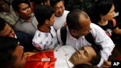 រូបឯកសារ៖ សាកសពលោកកែម ឡី ត្រូវបាននាំទៅវត្តអារាមមួយ នៅទីក្រុងភ្នំពេញ បន្ទាប់ពីលោកត្រូវបានឃាតករបាញ់សម្លាប់ កាលពីថ្ងៃទី១០ ខែកក្កដា ឆ្នាំ២០១៦។ (AP Photo/Heng Sinith)