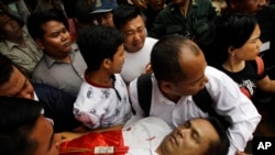 Jenazah aktivis politik Kamboja Kem Ley dibawa para pendukungnya ke klenteng Budha di Phnom Penh, Kamboja, 10 Juli 2016.