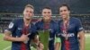 Neymar, à gauche, et ses coéquipiers posent avec le Trophée des Champions, Chine, le 8 août 2018. 